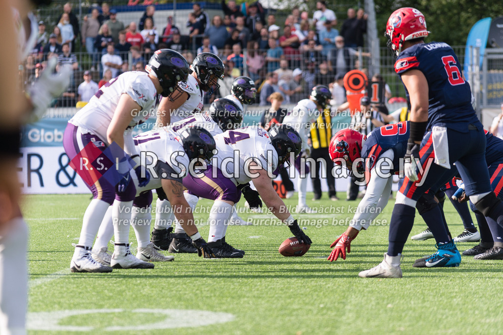 RS-1-003977 | Line of Scrimmage. Links die Offense der Frankfurter, rechts die Defense der Hamburger.
