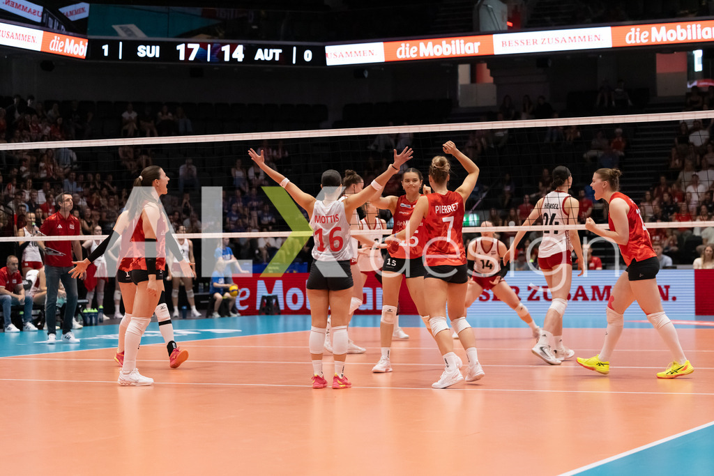 Austria v Switzerland - CEV European League Women | KRIENS, SWITZERLAND - JUNE 14: Team of Switzerland celebrating (FABIANA MOTTIS of Switzerland, MÉLINE PIERRET of Switzerland ALIX DE MICHELI of Switzerland, MERET AARDEN of Switzerland, JULIE LENGWEILER of Switzerland, SARINA WIELAND of Switzerland) during the CEV European League match between Austria and Switzerland at Pilatus Arena on June 14, 2026 in Kriens, Switzerland. - Realisiert mit Pictrs.com