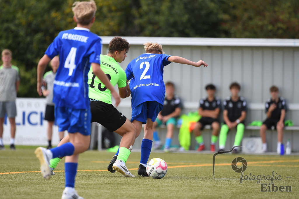 FC Rastede-JFV Edewecht | C-Jugend Landesliga; FC Rastede (blau)-JFV Edewecht (grün) am 16.08.2025 in Rastede (Sportanlage Köttersweg), Photo: Philip Eiben 2025 - Realisiert mit Pictrs.com