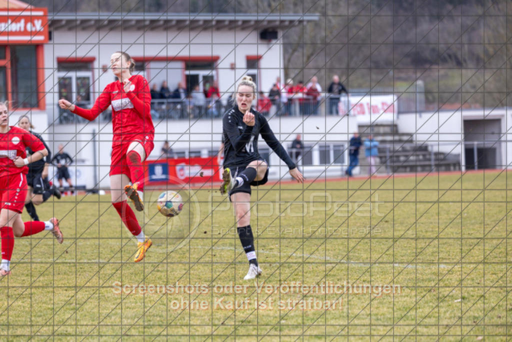 20250223_141248_0549 | #,1.FC Donzdorf (rot) vs. TSV Tettnang (schwarz), Fussball, Frauen-WFV-Pokal Achtelfinale, Saison 2024/2025, Rasenplatz Lautertal Stadion, Süßener Straße 16, 73072 Donzdorf, 23.02.2025 - 13:00 Uhr,Foto: PhotoPeet-Sportfotografie/Peter Harich