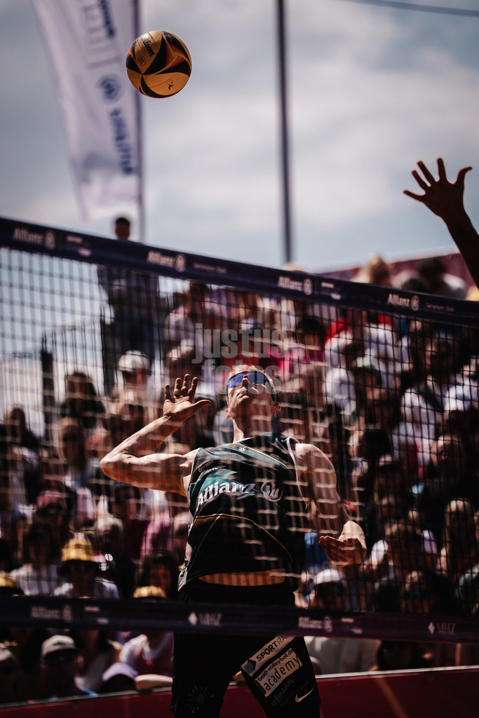 Beachvolleyball | Männer | Allianz German Beach Tour 2025 | Tourstop Düsseldorf | 17.05.2025 | Jonas Reinhardt beim Angriff