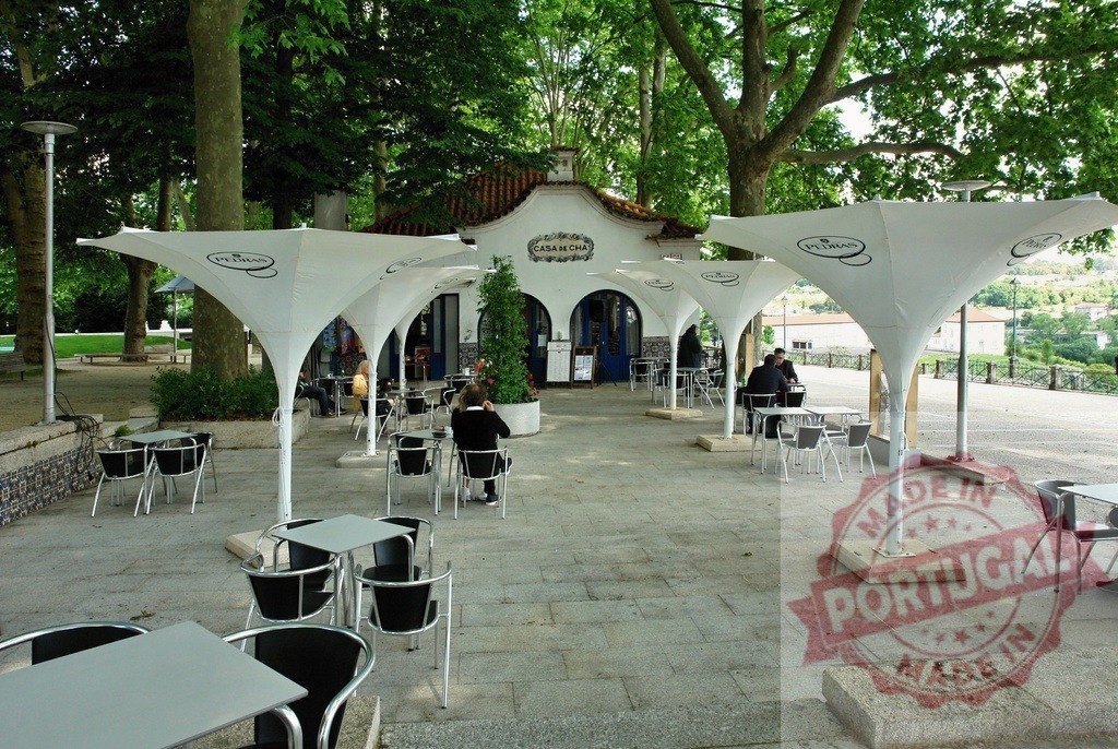 Outdoor cafe Casa de Chá in a peaceful park. Portugal - Norte | People enjoying drinks at an outdoor cafe with unique umbrellas in a green park - Realized with Pictrs.com