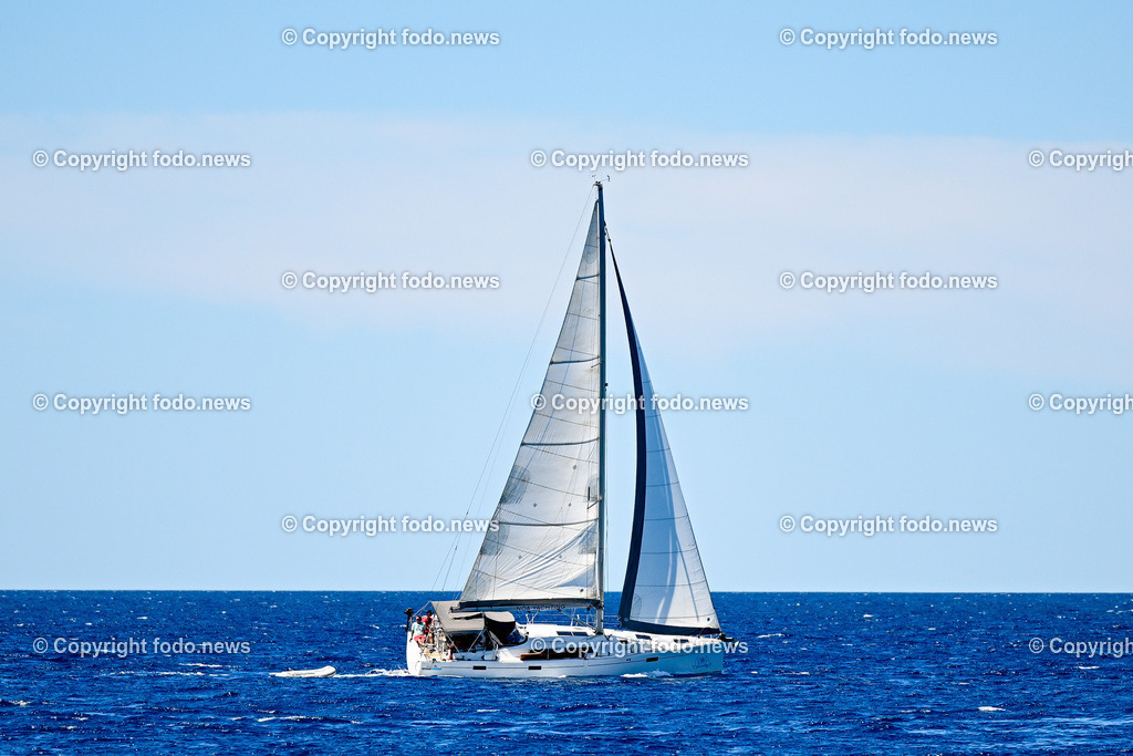 Kroatien_ Brac_ Insel in Dalmatien_ Milna_ 18.07.2025-51 | 18.07.2025, Kroatien, HRV, Brac, Insel in Dalmatien, Milna im Bild Themenbild, Boot, Segelboot, Wind, segeln, Tourismus, Touristen, Durchfahrt Splitska Vrata zwischen den Inseln Solta und Brac, Meer, Adria, Feature, Symbolbild