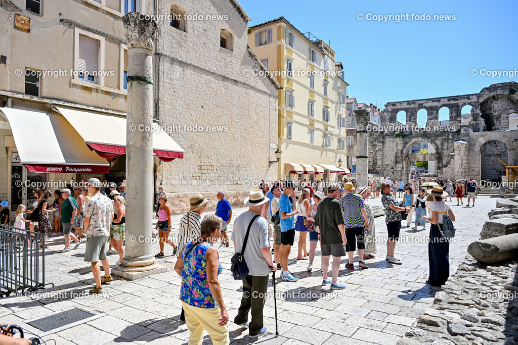 Kroatien_ Split_ 21.07.2025-51 | 21.07.2025, Kroatien, HRV, Split, im Bild Themenbild, Stadtansichten, Platz, Plaza, Historisch, Touristen, Tourismus, Feature, SymbolbildSplit zweitgroesste Stadt Kroatiens. Die Stadt ist Verwaltungssitz der Gespanschaft Split-Dalmatien 