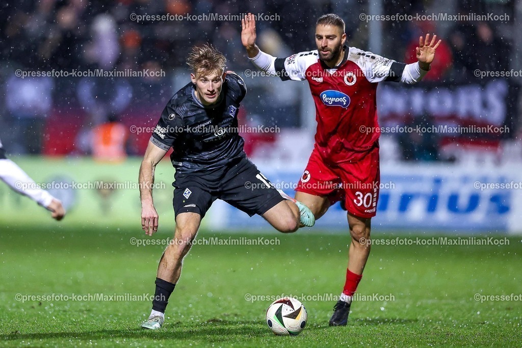 FCVK24012501033 | 24.01.2025, Fußball, FC Viktoria Köln – SV Waldhof Mannheim 07, 3.Liga, Sportpark Höhenberg, Saison 2024 2025: Malte Karbstein (SV Mannheim #15) im Zweikampf gegen Serhat-Semih Güler (Viktoria Köln #30)DFB regulations prohibit any use of photographs as image sequences and or quasi-video.
