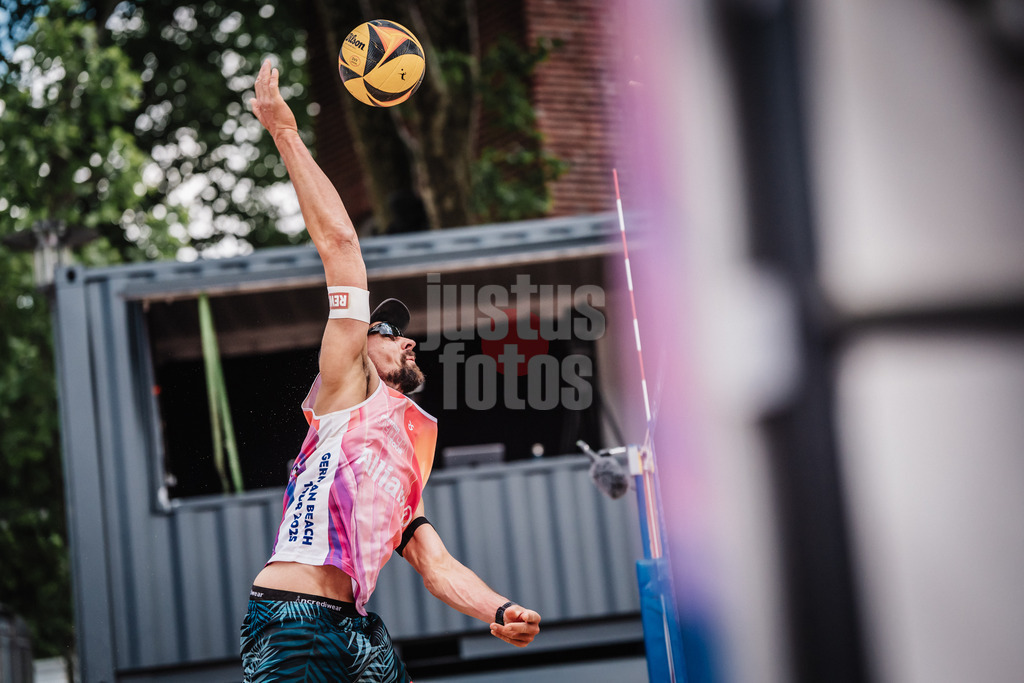 Beachvolleyball | Männer | Allianz German Beach Tour 2025 | Tourstop Düsseldorf | 15.05.2025 | Jonathan Erdmann beim Angriff
