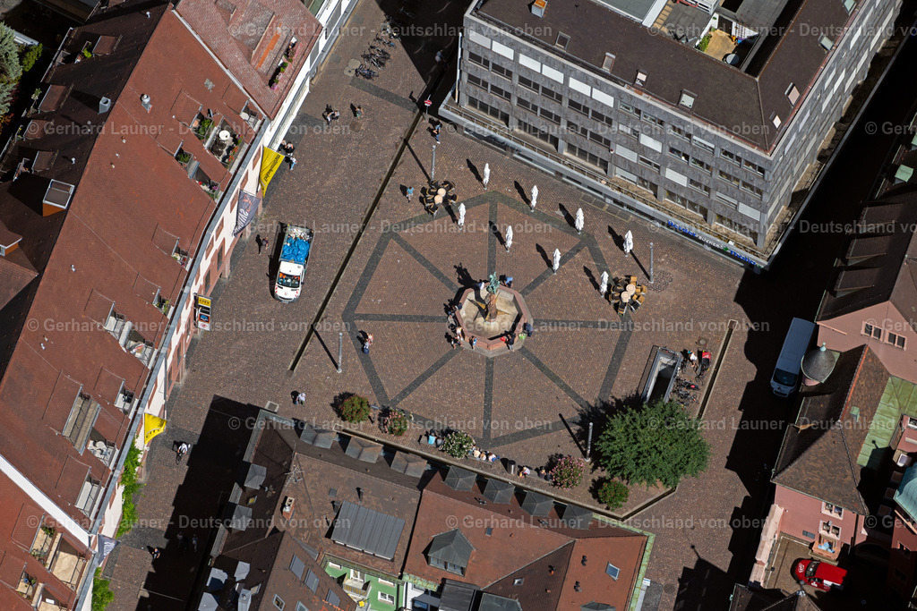 4033292 | FREIBURG IM BREISGAU 30.06.2020 Platz- Ensemble am Kartoffelmarkt im Innenstadt- Zentrum der Altstadt in Freiburg im Breisgau im Bundesland Baden-Württemberg, Deutschland. Weiterführende Informationen bei: Stadt Freiburg im Breisgau. // Square ensemble on the potato market in the city center of the old town in Freiburg im Breisgau in the state Baden-Wuerttemberg, Germany. Further information at: Stadt Freiburg im Breisgau. Foto: Gerhard Launer