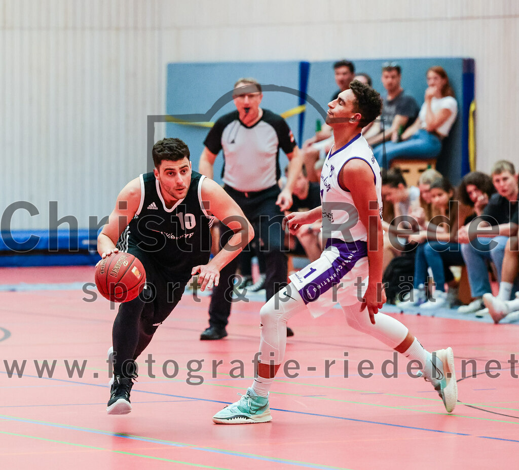 2022-05-15_071_SpVgg_Altenerding_gegen_TSV_Muenchen-Forstenried | Erding, Deutschland, 15.05.2022:
Basketball, Bezirksliga 2021 / 2022, Play-Offs, SpVgg Altenerding gegen TSV München-Forstenried, Endergebnis: 55:57

Tarek Lamar (TSV München-Forstenried, #10), 

Foto: Christian Riedel / fotografie-riedel.net