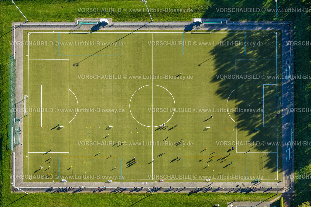 Hamm251001991 | Luftbild, Fußballstadion Sportplatz TuS 1910 Wiesergofen, Jugendliche beim Training, Senkrechtaufnahme und Schattenwurf, Stadtbezirk Pelkum, Hamm, Ruhrgebiet, Nordrhein-Westfalen, Deutschland