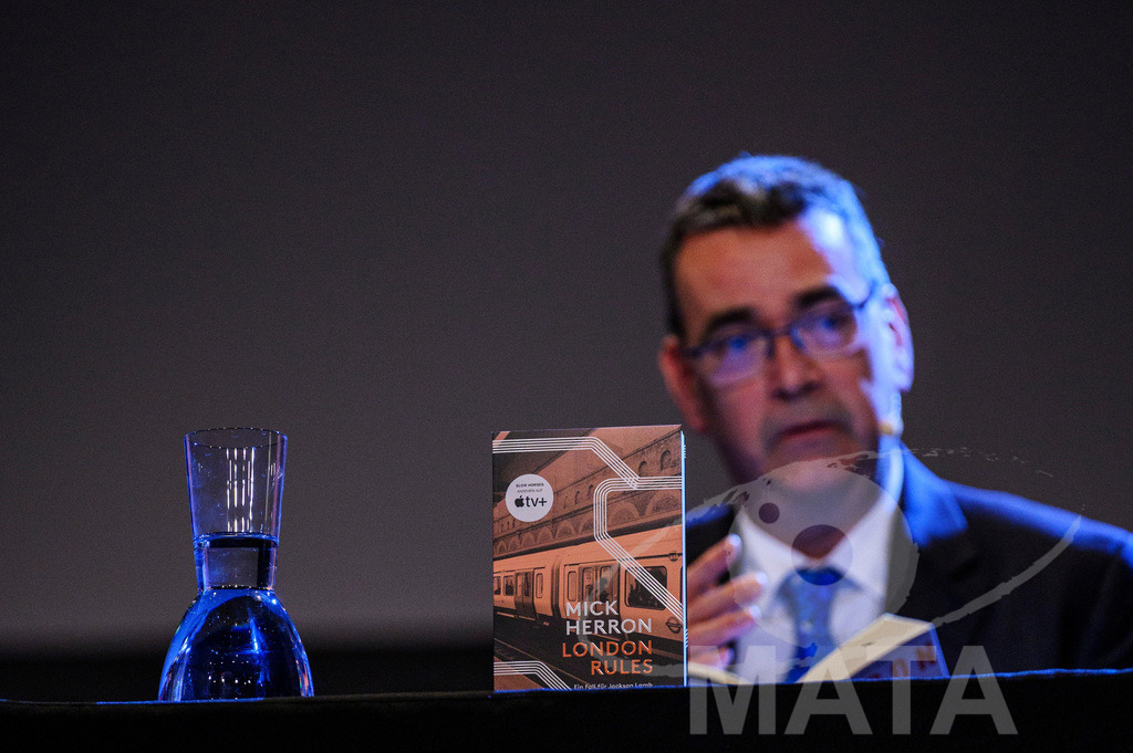 _DWA5374 | Mick Herron bei der lit.Cologne 2023 Veranstaltung 'Mick Herron erklärt die London Rules' im Ostermann-Saal. Köln, 08.03.2023 - Realisiert mit Pictrs.com