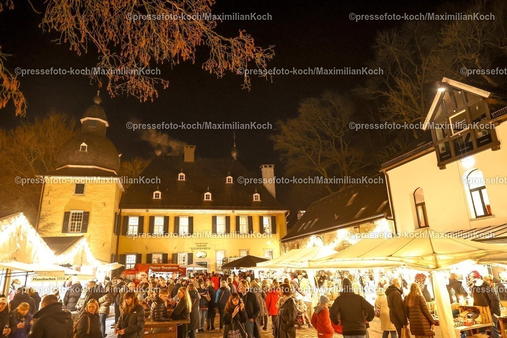 Wup12122501035 | 12.12.2026, Wuppertal, Weihnachtsmarkt Haus Schloss Lüntenbeck. 