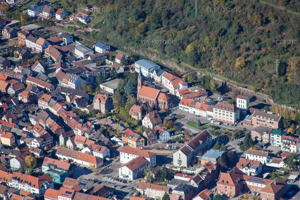 Luftbild: St. Joseph in Annweiler am Trifels im Bundesland Rheinland-Pfalz in Deutschland. Foto: IMG_34624.jpg vom 26.10.2010 durch Werner Riehm/FLY-FOTO.de