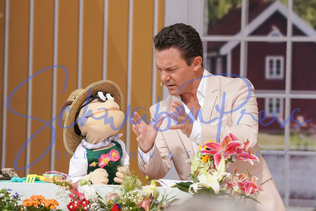 DSC02345 | Holzwurm Willi als Gaertner, Stefan Mross - Immer wieder sonntags, Folge 11
Stimmung und Emotionen bei der vorletzten Sendung, vor etwa 2500 Besuchrn. 
Deutschland, Rust, Europapark, 28.08.2022