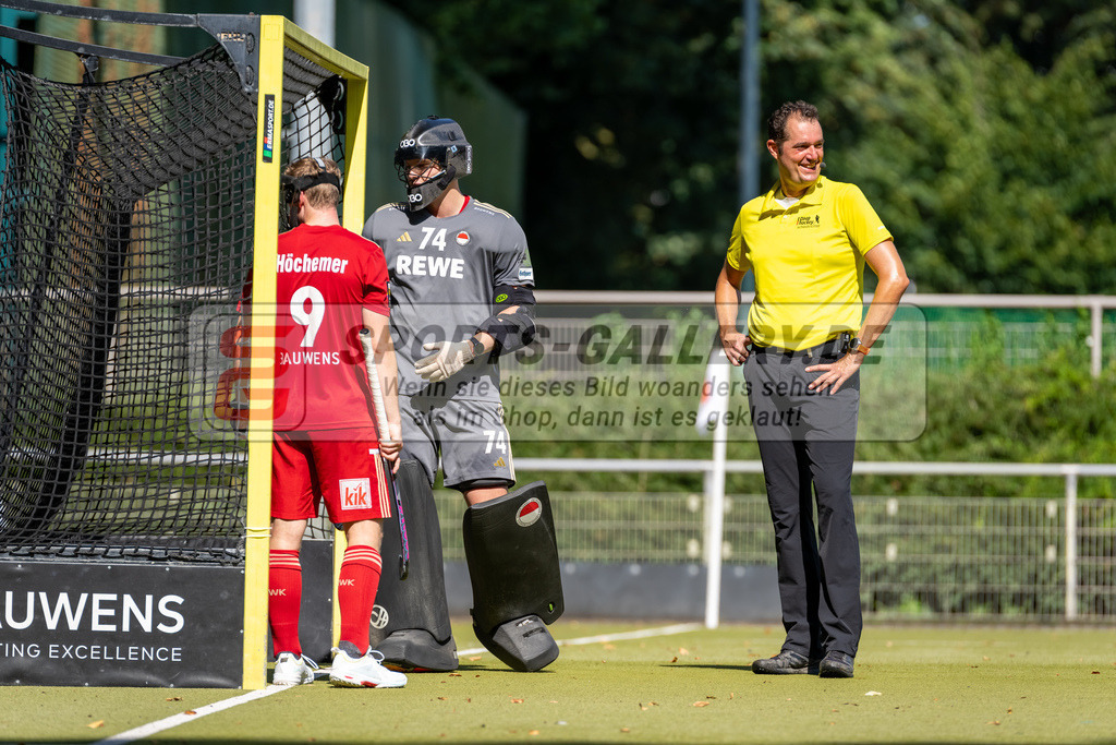 HK_20240907_105415 | 1. Bundesliga Herren RW Köln - Crefelder HTC am 7.9.2024 RW Köln, Köln , Blasch ( SR ) , Jean Danneberg ( Torwart Rot-Weiss Köln #74 )