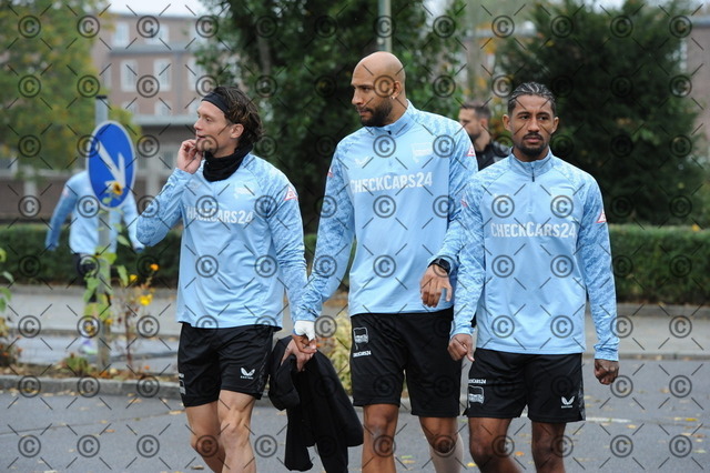 RGE_7850 | Hertha BSC, 2.Bundesliga, Herren, Saison 2025/26, Training, 14.10.2025, im Bild von li. Fabian Reese, John Anthony Brooks, Jeremy Dudziak ( alle drei Spieler Hertha BSC ),   Fotograf:  Ralf Gebhardt - Realisiert mit Pictrs.com