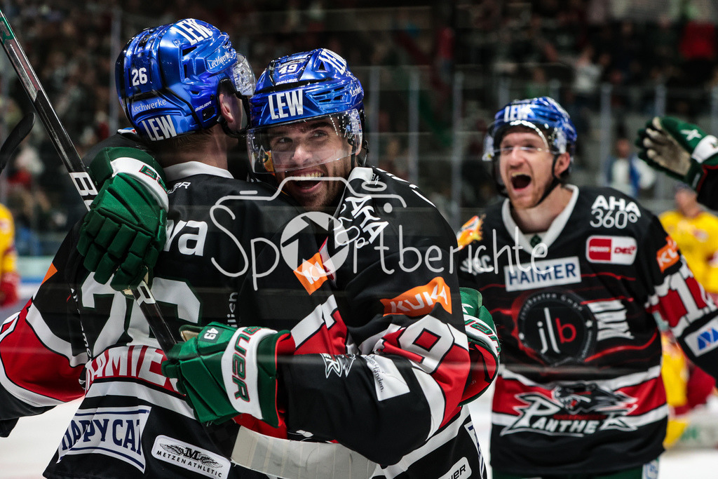 Augsburger Panther - Duesseldorfer EG | Samuel SORAMIES (AEV #26) jubelt mit seinen Teamkollegen ueber den Siegtreffer zum 2-1 kurz vor Schuss