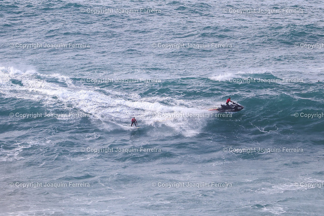 2025.01.25 xJAx Nazare_00702 Kopie | Nazare, Portugal Praia do Norte am 25. Januar 2025,  Surfer und die großen Wellen von Nazare in Portugal sind vom „Canhao de Nazare“ aus zu sehen v.l.,  Surfer reitet eine Welle - Realisiert mit Pictrs.com