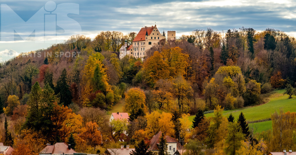 mis180220bf14.JPG | 15.11.2022, Mindelheim im Unterallgäu, Die Mindelburg auf ihrem Platz hoch über Mindelheim, umringt von Herbstbäumen. - Realisiert mit Pictrs.com