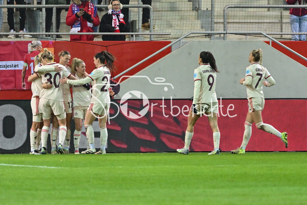 FC Bayern München Frauen - Juventus Turin Frauen | Jubel nach dem Treffer zum 2-0 fuer die FCB Frauen durch Pernille HARDER (FCB #21) / Freude / Happy / Tor / Torschuetzin / Womens Champions League: FC Bayern Frauen - Juventus FC, FC Bayern Campus am 12.12.2024