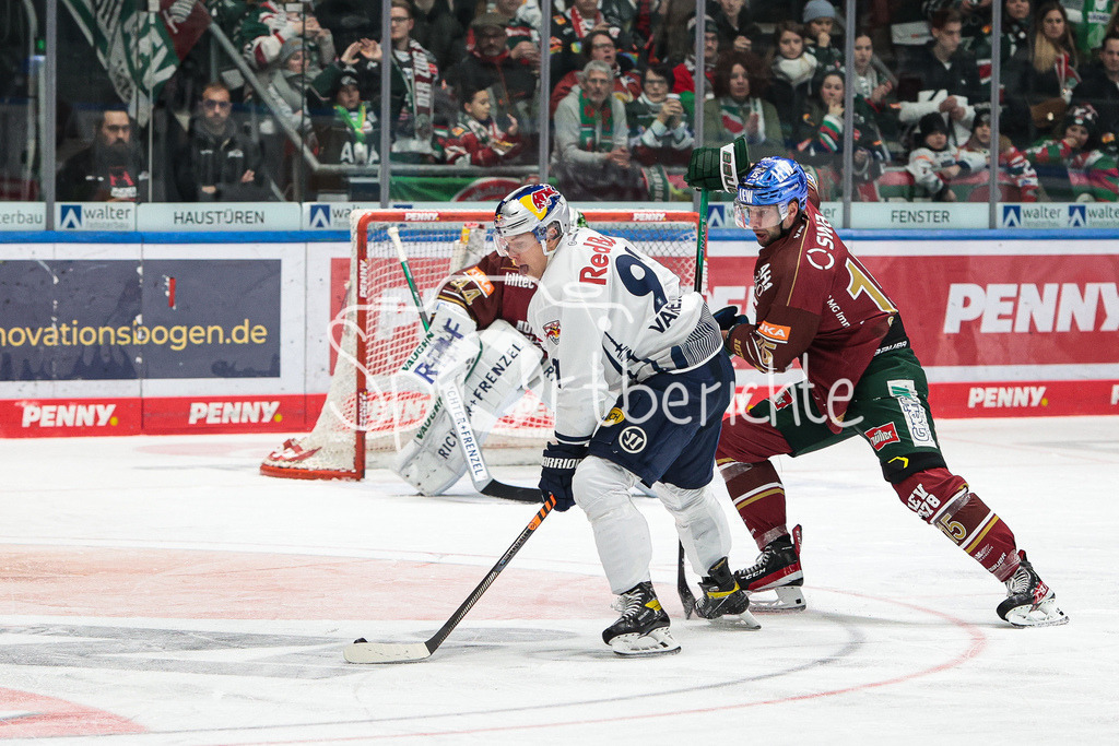 Augsburger Panther - EHC Red Bull München | Filip VAREJCKA (RBM #91) im Duell mit Blaz GREGORC (AEV #15)