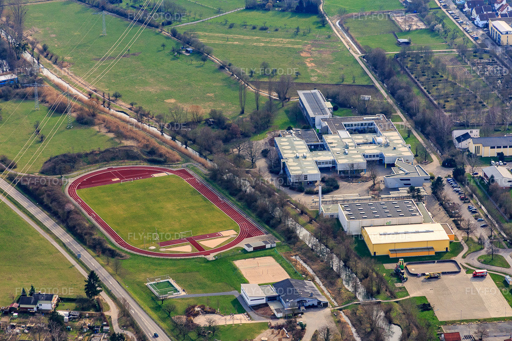 Luftbild: Thomas-Mann-Gymnasium Stutensee und Sportplatz der TSG Blankenloch | Turn- und Sportgemeinschaft im Ortsteil Blankenloch in Stutensee im Bundesland Baden-Württemberg in Deutschland. Foto: IMG_086344.jpg vom 26.02.2016 durch Werner Riehm/FLY-FOTO.deWWW.TMG-STUTENSEE.DE