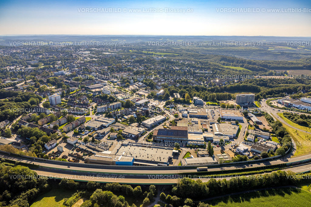 Velbert240812826 | Luftbild, Autobahn A44 und  Bundesstraße B227 an der Ausfahrt Heiligenhaus, Baustelle mit Hotel-Neubau am Eckgrundstück Flandersbacher Weg und Heiligenhauser Straße, Gewerbegebiet Flandersbacher Weg und Ortsansicht Velbert, Ruhrgebiet, Nordrhein-Westfalen, Deutschland