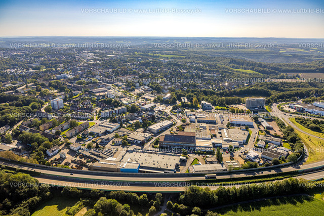 Velbert240812826 | Luftbild, Autobahn A44 und  Bundesstraße B227 an der Ausfahrt Heiligenhaus, Baustelle mit Hotel-Neubau am Eckgrundstück Flandersbacher Weg und Heiligenhauser Straße, Gewerbegebiet Flandersbacher Weg und Ortsansicht Velbert, Ruhrgebiet, Nordrhein-Westfalen, Deutschland