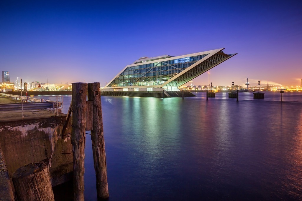 10240905 - Dockland bei Nacht | Blick auf das Dockland und die Lichter des Hamburger Hafens bei Nacht.
