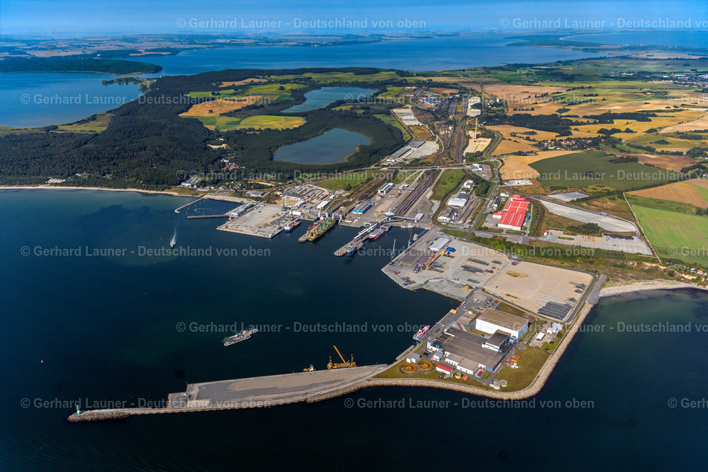 4061345 | SASSNITZ 2020 Hafenanlagen an der Meeres- Küste der Insel Rügen im Ortsteil Hagen in Sassnitz im Bundesland Mecklenburg-Vorpommern. // Port facilities on the seashore of the Iland Ruegen in the district Hagen in Sassnitz in the state Mecklenburg - Western Pomerania. Foto: Gerhard Launer