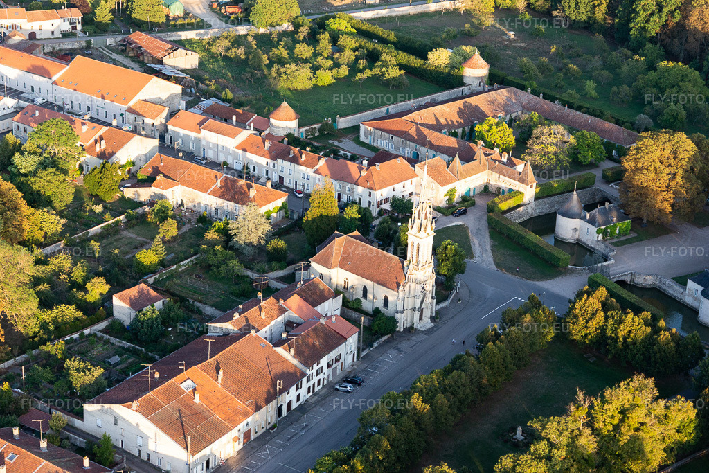 Vue aérienne: Église de la Très-Sainte-Trineté à Haroué dans le département Meurthe et Moselle, France. Photo: IMG_117914.jpg prise le 14/09/2019 par Werner Riehm/FLY-FOTO.eu – Résolution de l'original: 5472 x 3648 px