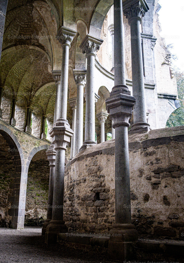 Klosterruine Heisterbach | Das Kloster Heisterbach war eine Zisterzienser-Abtei im Siebengebirge auf dem heutigen Stadtgebiet von Königswinter. Die Klosterruine Heisterbach liegt zwischen Oberdollendorf und Heisterbacherrott im Tal des Heisterbachs, eines orographisch linken Zuflusses des Dollendorfer Bachs. Wikipedia - Realisiert mit Pictrs.com