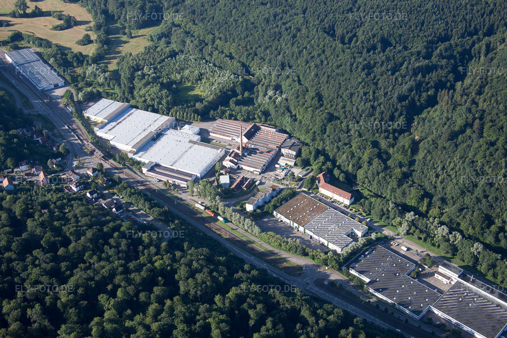 Luftbild: Industriegebiet im Albtal Spinnerei in Ettlingen im Bundesland Baden-Württemberg in Deutschland. Foto: IMG_083983.jpg vom 26.07.2015 durch Werner Riehm/FLY-FOTO.de