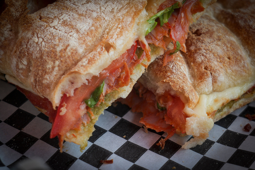Peppino | Vaihingen an der Enz - Das Café Peppino ist neu in Vaihingen an der Enz und mitten am Marktplatz gelegen. Hier gibt es Panini, Cannoli und mehr. - Realisiert mit Pictrs.com