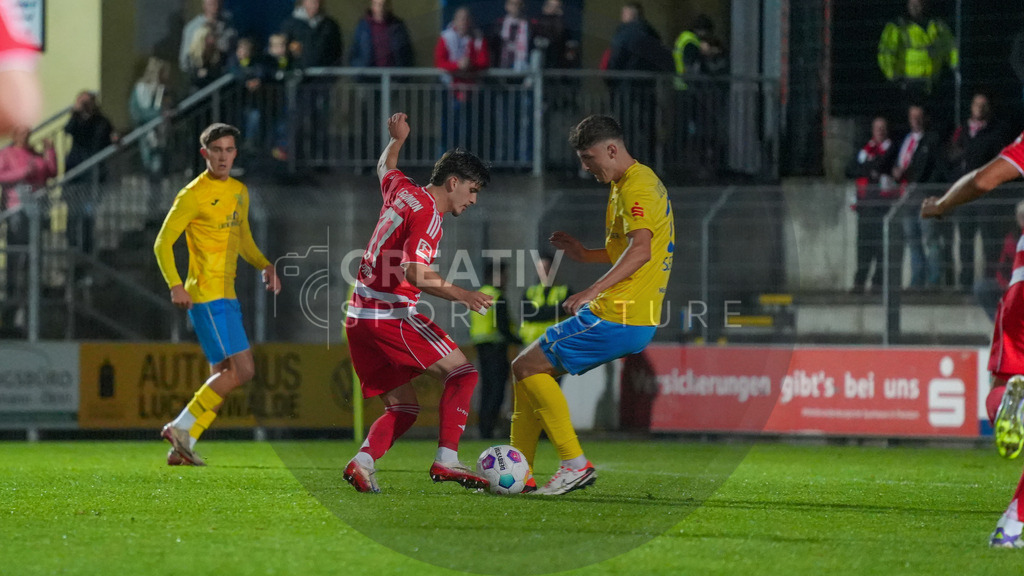 Fußball, Herren, Saison 2025/2026, Testspiel, Freundschaftsspiel, FSV 63 Luckenwalde vs. 1.FC Union Berlin, Mittwoch 08.10.2025, Werner-Seelenbinder-Stadion Luckenwalde, | Fußball, Herren, Saison 2025/2026, Testspiel, Freundschaftsspiel, FSV 63 Luckenwalde vs. 1.FC Union Berlin, Mittwoch 08.10.2025, Werner-Seelenbinder-Stadion Luckenwalde, Im Bild: David Preu (l. Union) und Quentin Seidel (r. Luckenwalde) - Realisiert mit Pictrs.com