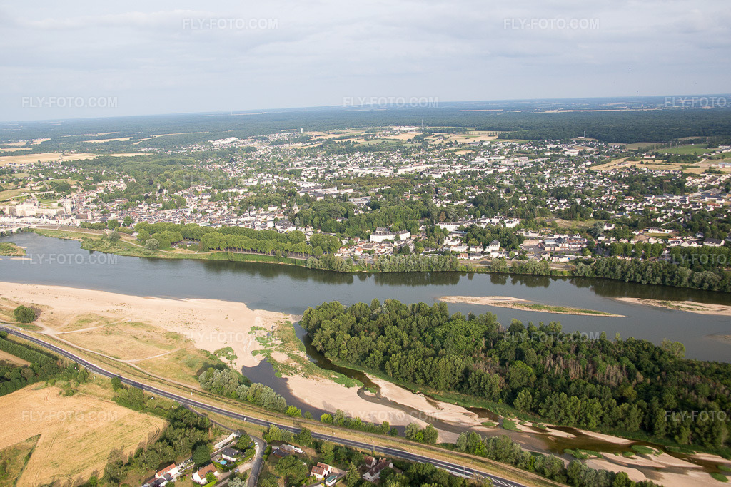 Aerial view: View of the town in Amboise in the state Indre et Loire, France.Photo: IMG_082334.jpg taken on 06/20/2015 by Werner Riehm/FLY-FOTO.comResolution of the original: 5472 x 3648 px