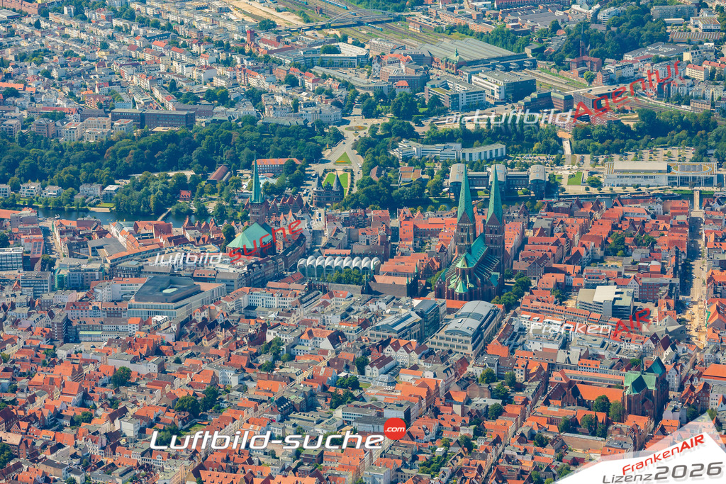 Innenstadt Marienkirche Lübeck Bild- Das Luftbild wurde 2025 vom UL-Flugzeug heraus erstellt ( keine Drohne bzw. Drohnenaufnahme ) - Hochauflösende Luftaufnahme -Nicht vergleichbar mit Google Maps oder Satelittenbilder- Die Geschenkidee !Mit Lizenz und Bildrechte bestellbar - CC