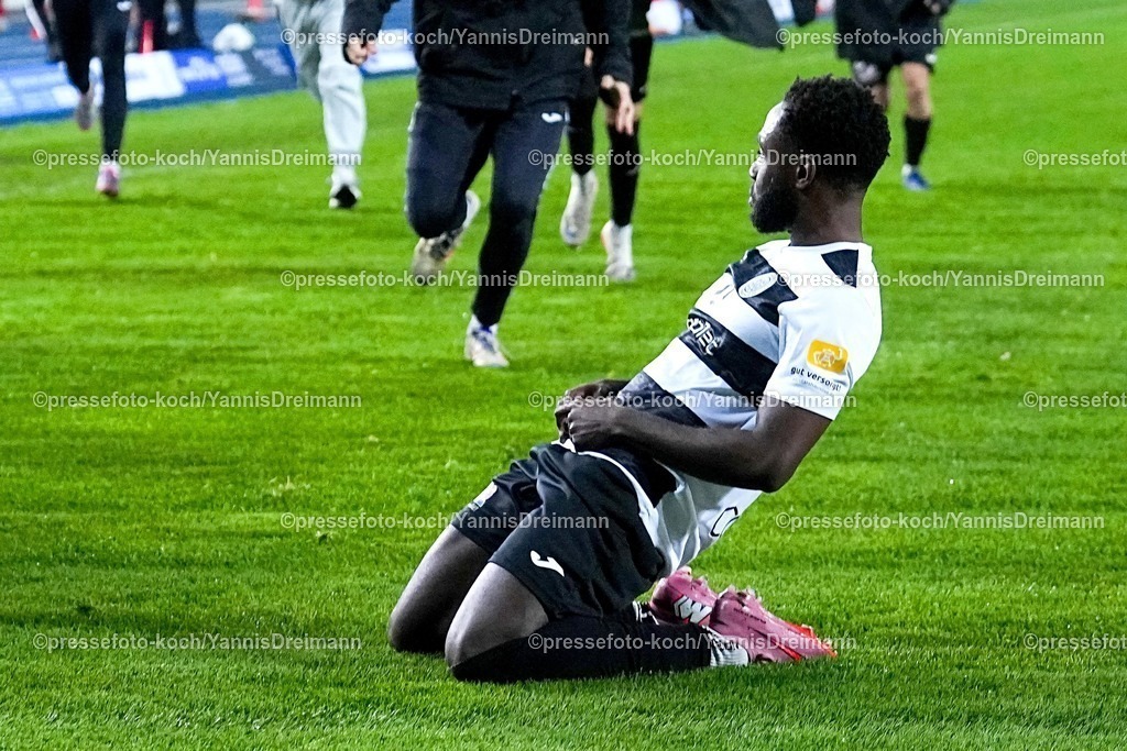 xYDRx06112501018 | 06.11.2025, xydrx, Fußball, Oberliga Westfalen, SG Wattenscheid 09 - FC Eintracht Rheine, Saison 2025 2026, Lohrheidestadion:  Torjubel nach dem Tor zum 1:0 für die SG Wattenscheid 09 durch Torschütze Robert Nnaji (SG Wattenscheid 09 #8)