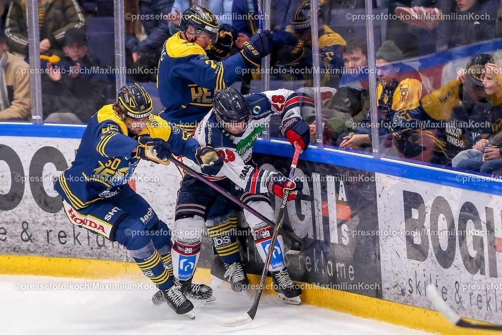 BFX27012601081 | 27.01.2026, Eishockey, Metal Ligaen Denmark, Herning Blue Fox - Frederikshavn White Hawks, KVIK Hockey Arena in Herning, Dänemark: Mathias Bau Hansen&nbsp;(W/C) (Blue Fox Herning #50) Oskars Cibulskis&nbsp;(D) (Blue Fox Herning #27) im Zweikampf gegen  Brandon Frattaroli (Frederikshavn White Hawks #28) 
