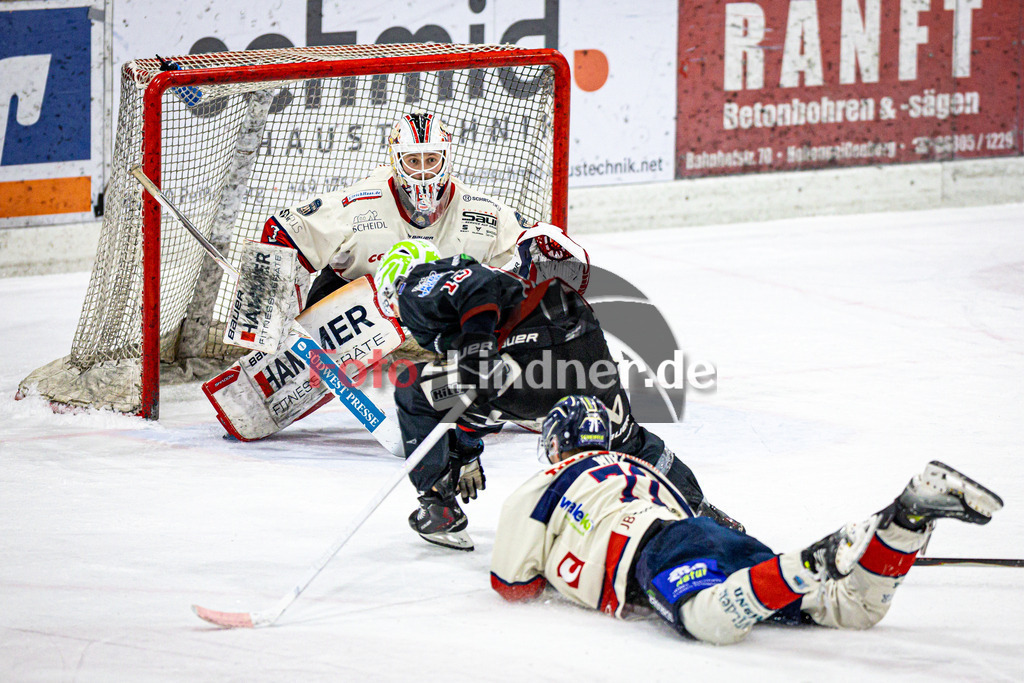 Peißenberg MINERS gegen VfE Ulm/Neu-Ulm DEVILS | Eishockey Bayernliga 2025/26 Vorrunde 24. Spieltag, Peißenberg MINERS gegen VfE Ulm/Neu-Ulm DEVILS, 20260104,Torchance,2026-01-04 in Peißenberg (flatbuy Arena Peißenberg), David HECKENBERGER (VfE Ulm/Neu-Ulm DEVILS 3), Ryan MURPHY (MINERS 15)Copyright: WolfgangxLindner www.foto-lindner.de