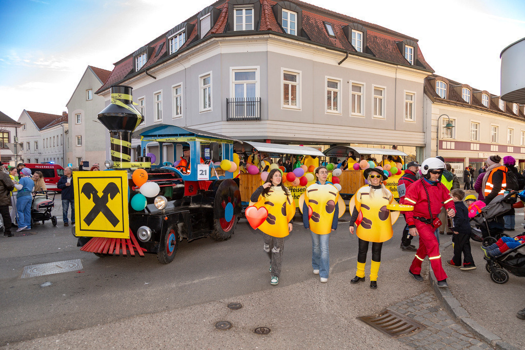 Umzug2025-203_9906 | Fotostrecke: FASCHINGSUMZUG 2025 in Loosdorf. 22 Masken(gruppen)-Teilnehmer: Loosdorfer Vereine, Wirtschaftstreibende, Gemeindeabordnungen sowie Kreditinstitute. rund 700 Besucher entlang der Hauptstrasse. Veranstaltungs-Sicherung durch Mannschaft der FF-Loosdorf mit schwerem Gerät. Maskenprämierung am EKZ-Platz durch Bgm. Thomas Vasku in den Kategorien: Bester Festwagen (Fa. gkonzept-Groissenberger; Beste Personengruppe-ASK-Loosdorf; Beste Einzelperson; Weiteste Anreise-FF Schollach;