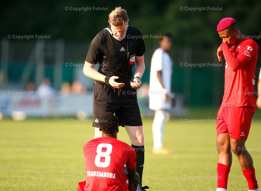 A_LUI_150825_03 | SPORT,FUSSBALL,REGIONALLIGA MITTE ASKOE OEDT-SPG LASK AMATEURE 15.08.2025 IM BILD : SCHIEDSRICHTER TOBIAS WIMHOFER UND ADAMSON SHARAFA ,JONATHAN ALUKWU (BEIDE OEDT) FOTO.FOTLUI