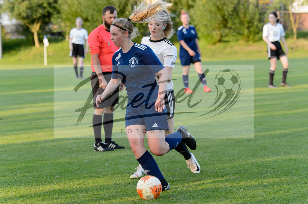 GREBES20210719_019 | Fussball, Frauen:   beim Spiel der 1. Kreisklasse zwischen TSG 07 Burg Gretesch IV und TuS Bad Essen im TSG-Sportpark am 19.07.2021 in Osnabrueck, Deutschland. - Realisiert mit Pictrs.com