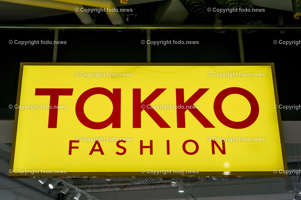 Deutschland_ Baden-Wuerttemberg_ Esslingen am Neckar_ 09.01.2025-7 | 09.01.2025, Deutschland, GER, Baden-Wuerttemberg, Esslingen am Neckar, im Bild Themenbild, Stadtansichten, Takko, Fashion, Bekleidung, Mode, Handel, Einzelhandel, Schild, Logo, Reklame, Feature, Symbolbild