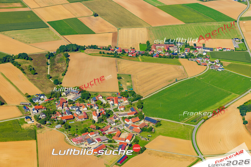 Schrägluftbild  Obergraßlfing  Laberweinting - Das Luftbild wurde 2025 vom UL-Flugzeug heraus erstellt ( keine Drohne ) - Hochauflösende Luftaufnahme -Nicht vergleichbar mit Google Maps oder Satelittenbilder- Die Geschenkidee !Mit Lizenz und Bildrechte bestellbar