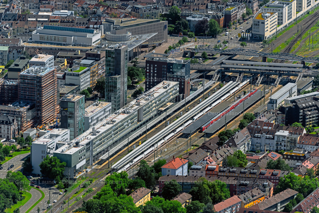 4033309 | FREIBURG IM BREISGAU 30.06.2020 Gebäude im Bereich des Hauptbahnhofes und Geschäftszentrum in Freiburg im Breisgau im Bundesland Baden-Württemberg, Deutschland. Weiterführende Informationen bei: DB Station &amp; Service AG. // Track progress and building of the main station of the railway in Freiburg im Breisgau in the state Baden-Wurttemberg, Germany. Further information at: DB Station &amp; Service AG. Foto: Gerhard Launer