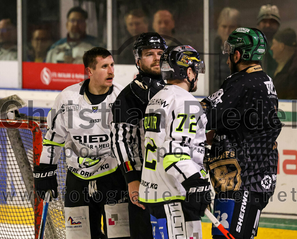 2024-02-16_102_TSV_Erding_gegen_ERSC_Amberg | Erding, Deutschland, 16.02.2024:
Eishockey, Bayernliga Playoffs 2023 / 2024, 1. Spieltag, TSV Erding gegen ERSC Amberg, Endergebnis: 1:2

Andreas Pielmeier (ERSC Amberg, #72), Maximilian Forster (Erding Gladiators, #81)

Foto: Christian Riedel / fotografie-riedel.net