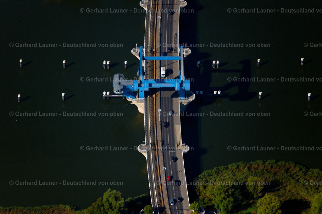 4061065 | WOLGAST 08.09.2021 Blick auf die Peenebrücke in Wolgast im Bundesland Mecklenburg-Vorpommern. Die Peenebrücke Wolgast ist eine Klappbrücke und führt über den Peenestrom. Sie trägt den Beinamen Brücke der Freundschaft. // View of the Peene Bridge in Wolgast in the state Mecklenburg-Vorpommern. The Peene Bridge is a bascule bridge and crosses the Peenestream. The bridge bears the name Bridge of friendship. Foto: Gerhard Launer