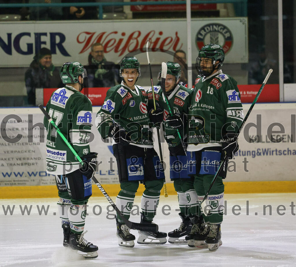 2024-01-12_075_TSV_Erding_gegen_EV_Dingolfing | Erding, Deutschland, 12.01.2024:
Eishockey, Bayernliga Vorrunde 2023 / 2024, 24. Spieltag, TSV Erding gegen EV Dingolfing, Endergebnis: 10:2

Philipp Michl (Erding Gladiators, #77), Mark Waldhausen (Erding Gladiators, #27), Paul Pfenninger (Erding Gladiators, #58), Daniel Krzizok (Erding Gladiators, #18)

Foto: Christian Riedel / fotografie-riedel.net