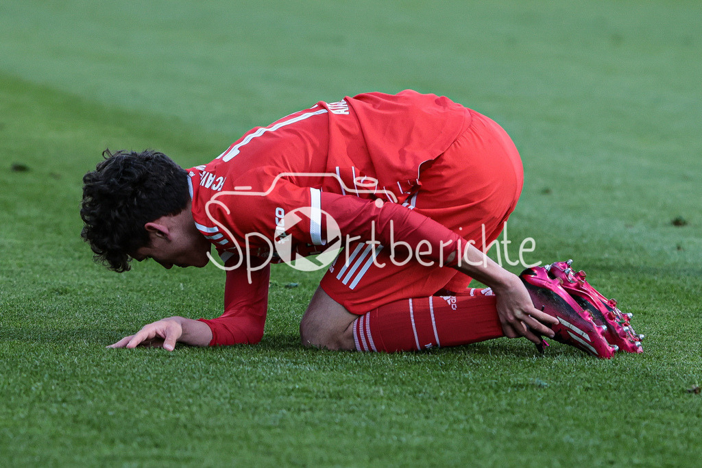 FC Bayern Amateure - FC Augsburg II | Younes AITAMER (FCB #17) liegt verletzt am Boden