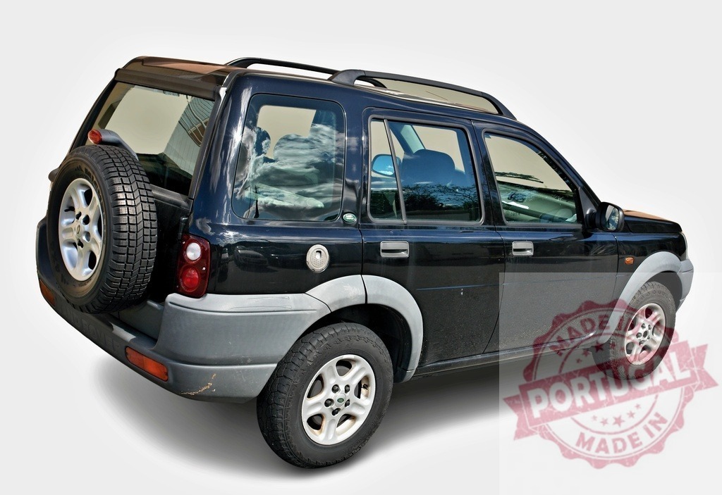 Black Land Rover Freelander showing its rear side | Parked black Land Rover Freelander from the rear on a white background - Realisiert mit Pictrs.com